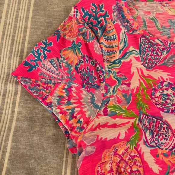 Lilly Pulitzer Size Large T-shirt - Picture 3 of 3